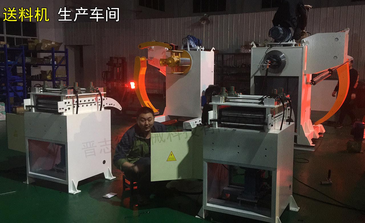 二合一料架兼整平機(jī)夜間裝配 二合一料架兼整平機(jī)夜間裝配