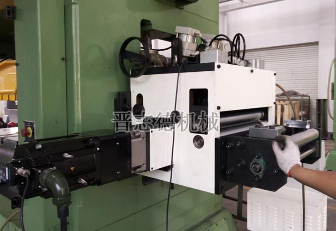 厚板直軸NC送料機 厚板直軸NC送料機