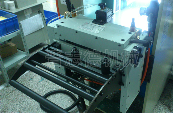 機(jī)械、氣動放松一體NC送料機(jī)