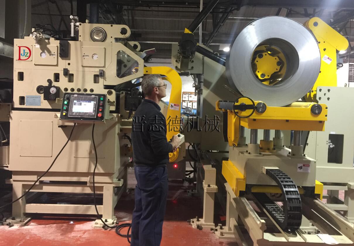 美國(guó)客戶操作三合一送料機(jī) 美國(guó)客戶操作三合一送料機(jī)